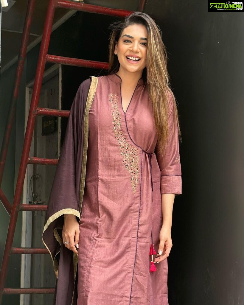 Anjum Fakih Instagram - May the almighty bless you with strength & power to be good, to do good and to spread love & happiness around… may the almighty bless us all with peace & harmony this Eid-e-Milad… Amen ! #eidemilad #miladunnabi 🤲🏼❤ Outfit @stadofashion_official Jutties @kurrbat Styled by @seam_stress_by_rajludhwani SJ Studios