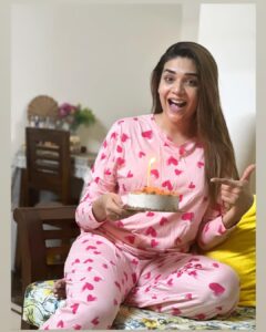 Anjum Fakih Instagram - … turning a year miser… I mean wiser ! #gratitude 🎂🥳😘