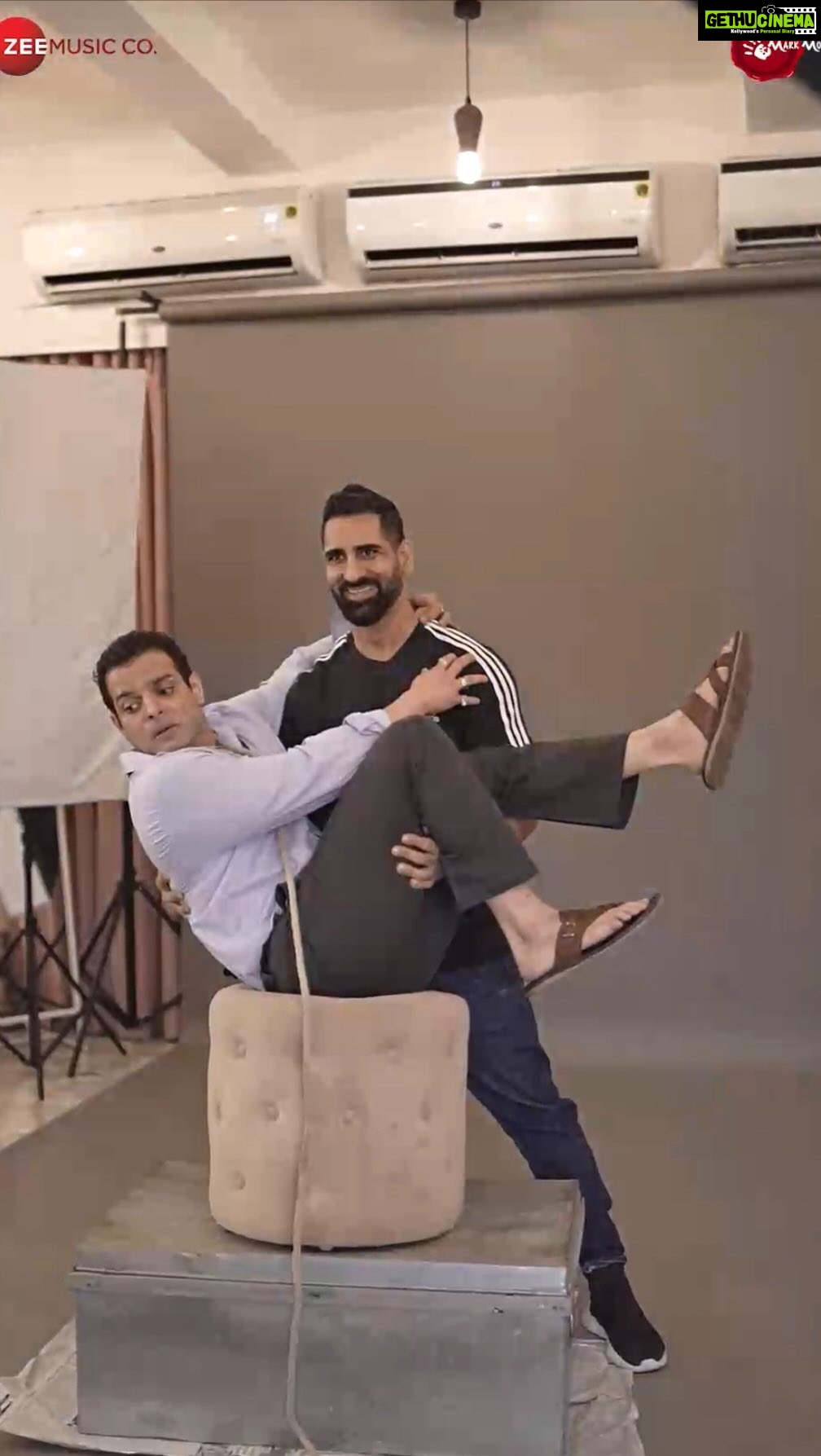 Ankita Bhargava Patel Instagram - Manav and Jugadu in making 📽️ #darranchhoo With the wonderful @sachinkumarphotographyy ! @karan9198 @ankzbhargava @actormanojjoshi @saanandverma @smiritikalra5 @ashutosh_ramnarayan @titiksha.shri @sanjaysankla @kiranbhargava58 @abhaybhargava55 @bharat_ratan @amitdolawat @nakash_aziz @diikshanagpal @sureshbeesaveni @amjadnadeemaamir @rahialaukik @anusoru @nidhikurda @ritupathak_official @vijay_verma_1973 @rajeshmanthan99 @geetsagarofficial @anamik25 @tantiabani prasenjitlyton @zeemusiccompany @markmoviesofficial @mellowmellow @nadeemkhan22 @aamirkhan2916 @ravinderchoudhry6 @nakash_aziz @rahialaukik @thealamgirkhan @neerajshridharofficial @soapboxprelations @sinhavantika