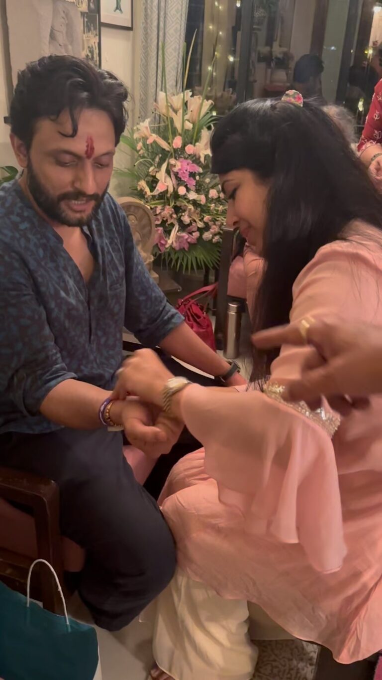 Ankita Bhargava Patel Instagram - A special rakhi reel for YOU as promised @mohdzeeshanayyub !😜😆😋😛🤣🤪😝 Continuing our tradition of tying Kiddish Rakhis as a Revenge 💪for all the Childhood trauma we have received from our brothers 🤣😆😜😛