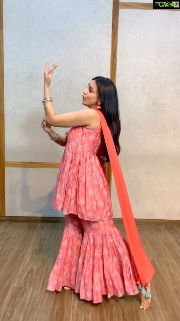 Ankitta Sharma Instagram - When her nakhra is a 10! 💁🏻‍♀️ Choreography by @niraj_patel_06 #Ambarsariya #AnkitaSharma #DanceReel