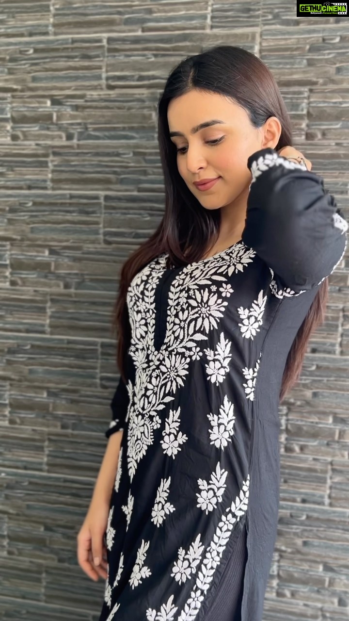 Ankitta Sharma Instagram - दो लफ्ज़ थे, इक बात थी.. 🖤