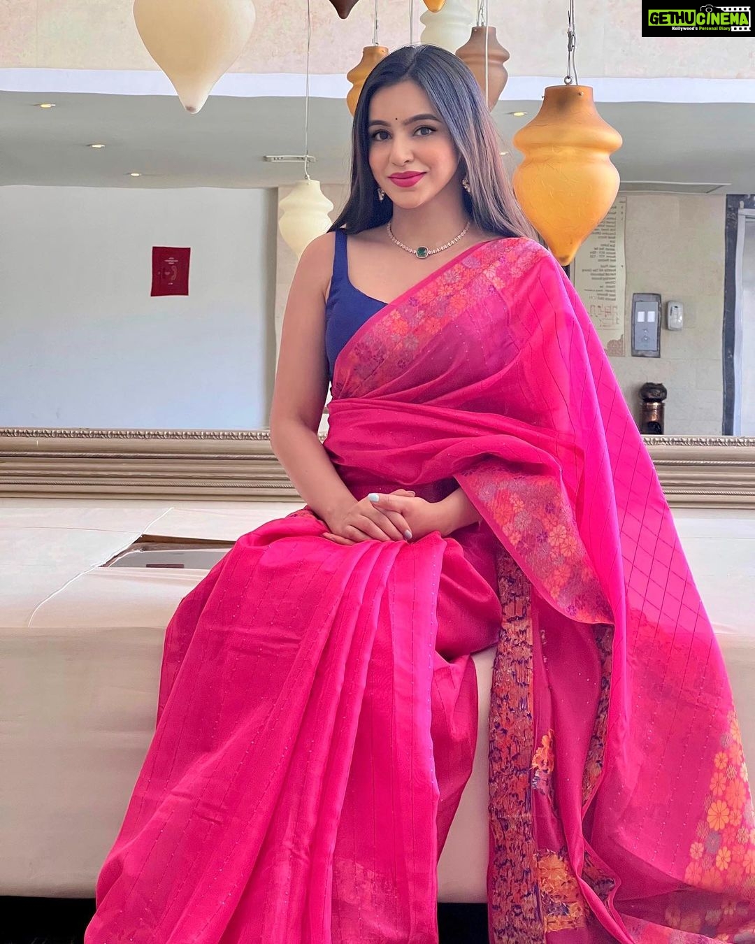 Ankitta Sharma Instagram - चल तेरे इश्क में पड़ जाते हैं.. 🌸