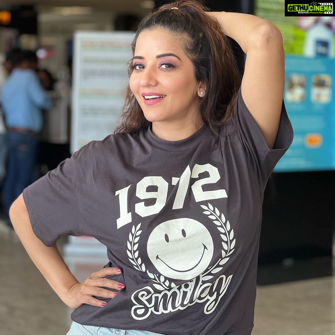 Antara Biswas Instagram - Happy Monday … Bee 🐝 Positive 😃😃😃