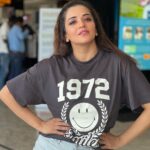 Antara Biswas Instagram - Happy Monday … Bee 🐝 Positive 😃😃😃