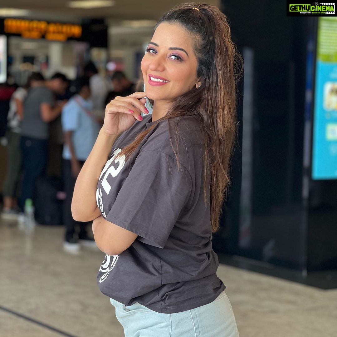 Antara Biswas Instagram - Happy Monday … Bee 🐝 Positive 😃😃😃