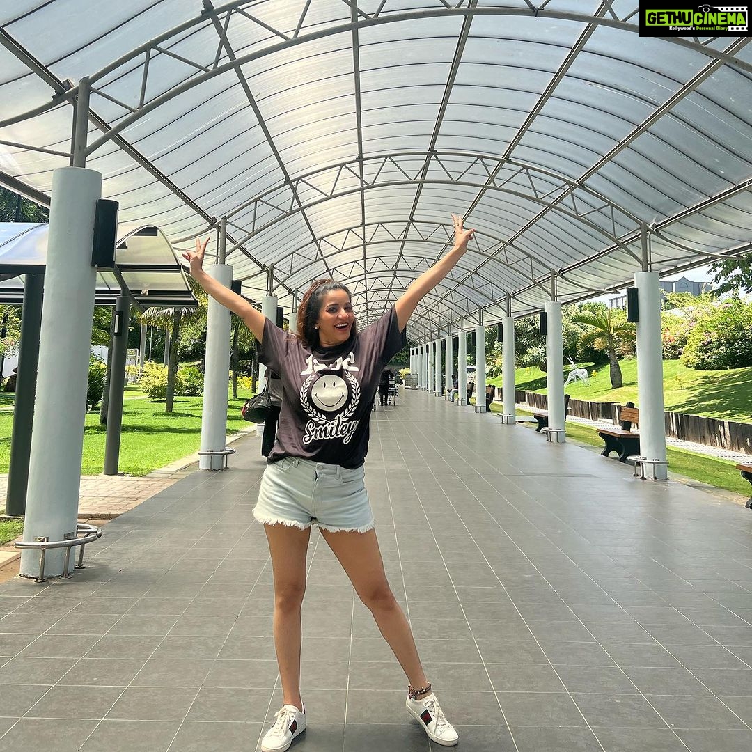Antara Biswas Instagram - Happy Monday … Bee 🐝 Positive 😃😃😃