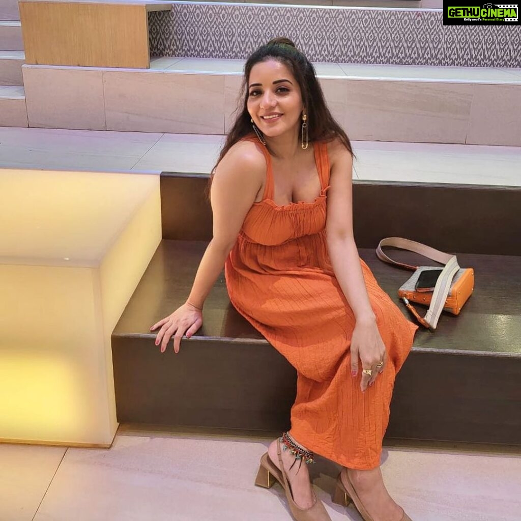 Antara Biswas Instagram - 🍊 oranges Khaiye Na… This dress colour Reminds Me one of my favourite film dialogue “ANDAZ APNA APNA” …
