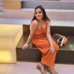 Antara Biswas Instagram – 🍊 oranges Khaiye Na… This dress colour Reminds Me one of my favourite film dialogue “ANDAZ APNA APNA” …