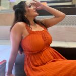 Antara Biswas Instagram – 🍊 oranges Khaiye Na… This dress colour Reminds Me one of my favourite film dialogue “ANDAZ APNA APNA” …