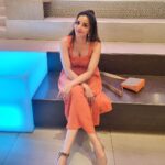 Antara Biswas Instagram – 🍊 oranges Khaiye Na… This dress colour Reminds Me one of my favourite film dialogue “ANDAZ APNA APNA” …