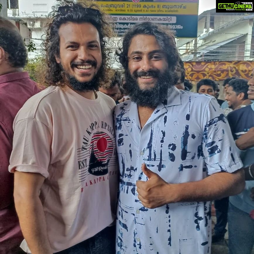 Antony Varghese Instagram - അലക്സ് ബ്രോ.. നമ്മൾ എല്ലാവരും കണ്ട RDX നമ്മൾക്ക് മുന്നിൽ എത്തിക്കാൻ ക്യാമറയുമായി പിന്നാലെ ഓടിയ മഹാൻ ഞങ്ങടെ ഫ്രീക്കൻ DOP 😁😜. ക്യാമറയുമായി ഓടുന്ന കാരണം നിർത്തിയൊരു ഫോട്ടോ കിട്ടാൻ ഇച്ചിരി വൈകി 😁