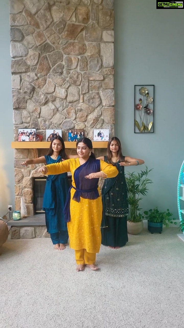 Anu Sithara Instagram - ♥️♥️ @poojmenon @malavika_menon008 #mystudents ♥️