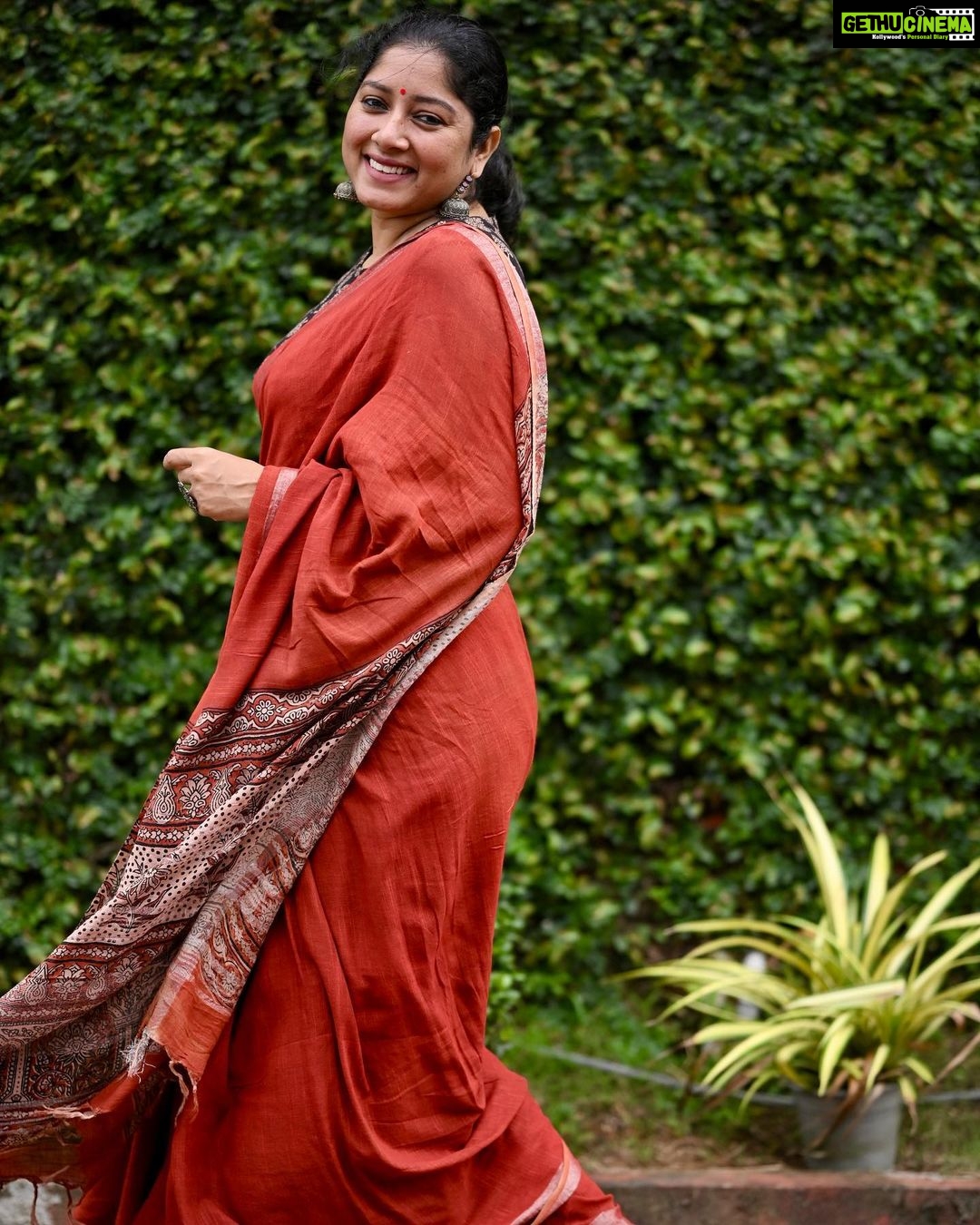 Anumol Instagram - Wrapped in elegance and heritage. Just casually sareeing my way through the day. ππΊ Check tags for details ! #SareeLove #IndianTradition #CasuallySareeing #EthnicChic #SareeStyle Kalamassery, India