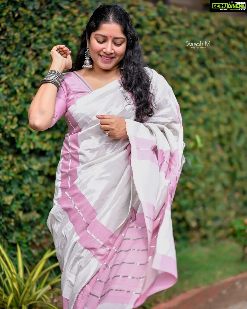 Anumol Instagram - Wearing @roukabysreejithjeevan ♥🧿❤ @saneshphotography click #ChendamangalamHandloom #TraditionalCraftsmanship #HandwovenElegance Chendamangalam, India