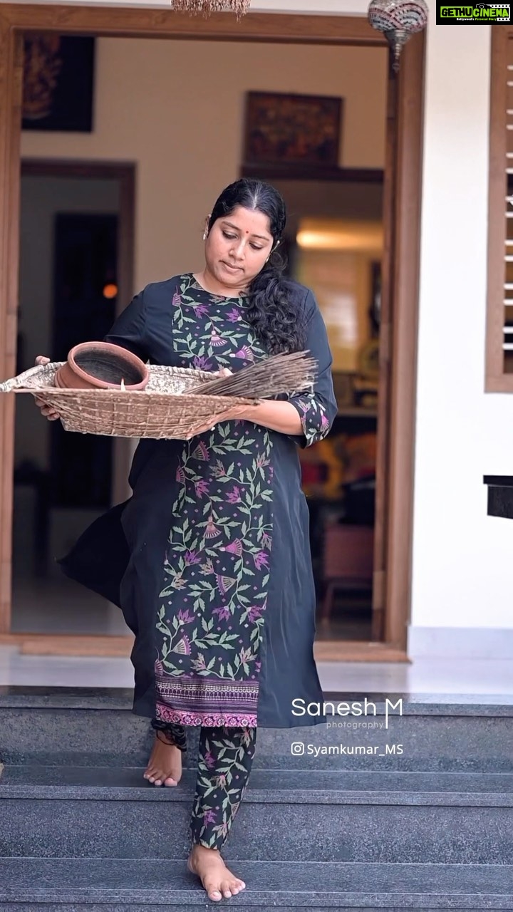 Anumol Instagram - നാളെ കർക്കിടകം 1. ഓണക്കാലാവാറായി. വൈകാതെ ചിങ്ങം പുലരും. ‘പൊൻ ചിങ്ങം’ എന്നാണല്ലോ പറയ്യ. കൊയ്ത്തിൻറെ, സമൃദ്ധിയുടെ ചിങ്ങം. സന്തോഷം കൊണ്ടു ചിങ്ങം ചിണുങ്ങിച്ചിണുങ്ങി എത്താൻ ഇനി ഒരു കടമ്പ കൂടീണ്ട്; നമ്മുടെ ‘കള്ളക്കർക്കിടകം’. അങ്ങനെ വിളിക്കണത് ഈ തോരാ മഴ കാരണം തന്നെയാവും, അല്ലെ? ഒരു സ്ഥലത്തക്കും ഇറങ്ങാൻ മഴ കൂട്ടാക്കില്ല. പോപ്പിക്കുടയും പിടിച്ച് സ്കൂളിൽ പോയ് വരുന്ന കുട്ടികൾക്ക് രോഗങ്ങൾ വരാനും എളുപ്പം. കഴിഞ്ഞ കൊയ്ത്തിന്റെ നെല്ല് കൂട്ടിയിട്ടോടത്ത് അടി കണ്ടു തുടങ്ങി. ഈ മാസം എങ്ങനേം തള്ളി നീക്കണം. ചിങ്ങം എത്താൻ ഇനി ഒരു സ്റ്റോപ്പുംകൂടിയേള്ളു എന്ന പ്രതീക്ഷയിലാണ് നമ്മളൊക്കെ. ഐശ്വര്യവും സമൃദ്ധിയും കൊണ്ടു വരുന്ന ചിങ്ങത്തിനെ വരവേൽക്കാൻ വീടും തൊടിയും മനസ്സും ശരീരവും ഒക്കെ വൃത്തിയാക്കണം. അതൊരു ചടങ്ങായി ആചരിക്കുന്ന പതിവുണ്ട്. ‘പൊട്ടി കളയ്യ’, ‘ശീപോതി വെക്ക്വ’ എന്നൊക്കെ പറയും. ഇന്ന് വൈകുന്നേരാണ് അതിനുള്ള സമയം. വീട്ടിലും മനസ്സിലും ഒക്കെ പറ്റിപ്പിടിച്ചിരിക്കണ പൊടിയും മാറാലയും, പഴയ ഒരു മുറത്തിലേക്ക് തട്ടും. ഒപ്പം കറുപ്പ് മഞ്ഞ ചോപ്പ് അങ്ങനെ മൂന്ന് നിറത്തിൽ ഉരുളകളും, ഒരു കെട്ട് തലമുടിയും, ചീഞ്ഞ നെന്മണികളും, അടിച്ച കുറ്റിച്ചൂലും. ഈ മുറം കയ്യിൽപ്പിടിച്ച്, വീട്ടിലെ കുട്ടികളേം കൂട്ടി, വീടിനു ചുറ്റും നടന്ന്, ‘പൊട്ടി പുറത്ത്, ശീപോതി അകത്ത്’ എന്ന് ഉറക്കെ ഉറക്കെ പറഞ്ഞുറപ്പിക്കും. മനസ്സിരുത്തി ആലോയിച്ചാൽ ഇത് ക്ലെൻസിങ് (cleansing) തന്നെയല്ലെ? എല്ലാ കെട്ടയും ഉള്ളിൽ നിന്ന് കളഞ്ഞ്, ശ്രീത്വത്തെ സ്വീകരിക്കാം എന്ന മാനിഫെസ്റ്റേഷം (manifestation) !? അങ്ങനെ നമ്മുടെ എല്ലാ നെഗറ്റിവിറ്റിയുടേയും പ്രതീകമായ ഈ മുറം തൊടിയ്ക്കു പുറത്ത് കൊണ്ട് കളഞ്ഞ്, എണ്ണയും വാകയും തേച്ച് മുങ്ങിക്കുളിച്ച്, കോടി വസ്തൃം ഉടുത്ത്, ഡീടോക്സ് (detox) കഴിഞ്ഞ ഉന്മേഷത്തിൽ വീട്ടിൽക്ക് തിരിച്ച് വരും. അപ്പൊ ഇനി പ്രതീക്ഷയുടെ ദിവസങ്ങളാണ്. കാര്യങ്ങളൊക്കെ ഉഷാറാവട്ടെ. Celebrate the goodness in each one of us. Captured by @saneshphotography Edited by @syamkumar_ms Text by @ittichiri #KarkidakkaShankaranthi #RitualsAndTraditions #KarkidakkaMonth #KeralaFestival #HolisticHealing #WellnessJourney #RenewalOfSpirit #DivineVibes #InnerReflections #CleansingRituals #NurturingTheSoul #EmbracingTraditions #HarmonyAndBalance #SpiritualAwakening #anuyathra Rayiranellur,Naduvattam