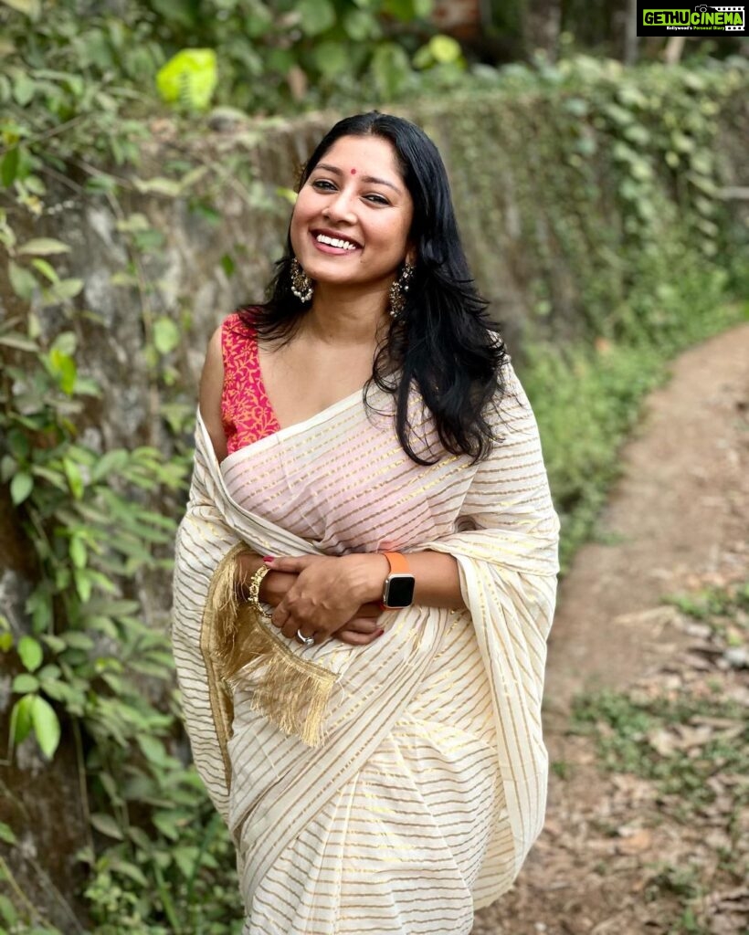 Anumol Instagram - While i was designed for not letting anyone down, The only person I ever let down was myself. #loveyourself #practiceselflove #anumol #anuyathra #spreadkindness Wearing @naithubysruthiprasanth saree & @jugalbandhi blouse Clicks @anjuooo