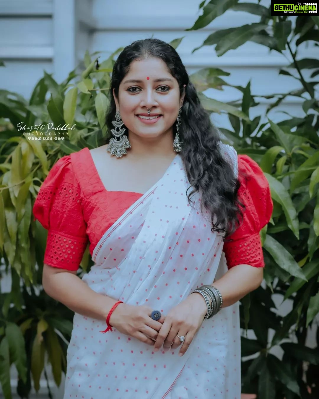 Anumol Instagram - Photograhy @sharath_padikkal_photography In fream @anumolofficial @anu_yathra @akpa_official @akpa_vengara_mekhala @akpamalappuram