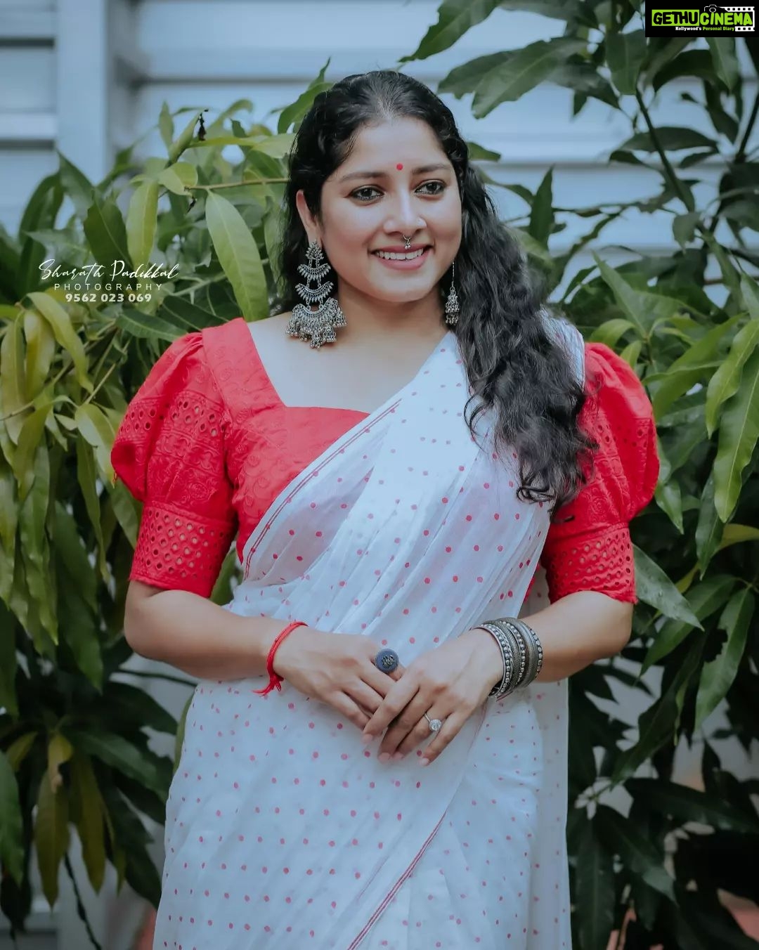 Anumol Instagram - Photograhy @sharath_padikkal_photography In fream @anumolofficial @anu_yathra @akpa_official @akpa_vengara_mekhala @akpamalappuram