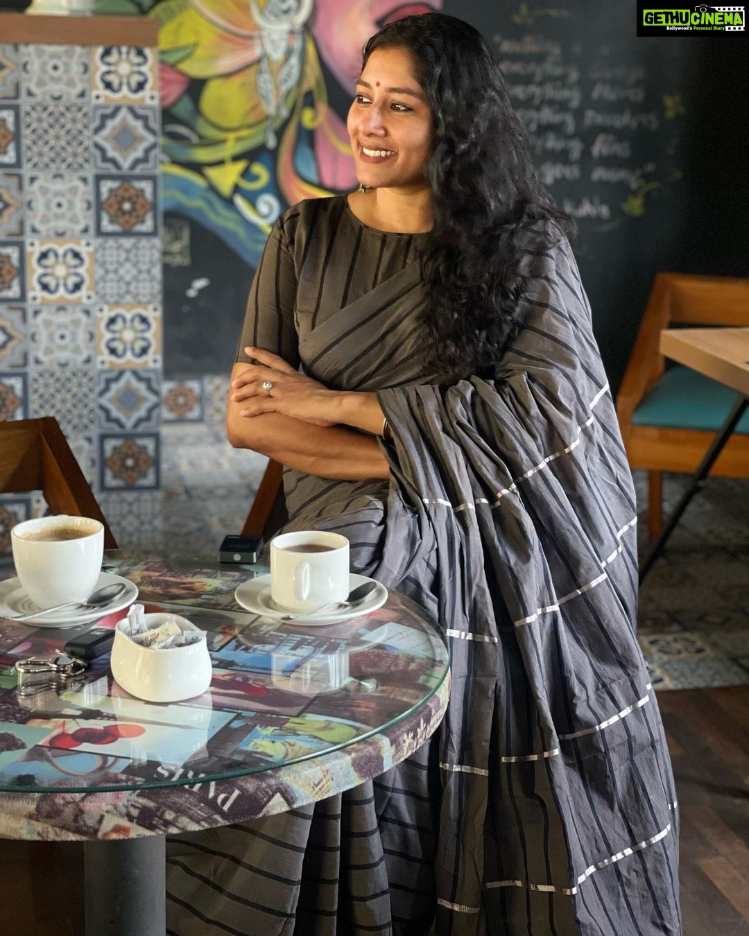 Anumol Instagram - The @roukabysreejithjeevan Saree, with its unique blend of elegance and contemporary flair, has truly stolen my heart. @nattupaathakal click #moviepromotionlooks #pendulumreleasing #anumol #anuyathra #roukasaree
