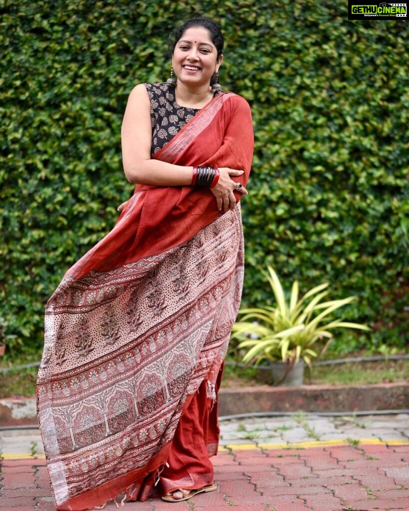 Anumol Instagram - Wrapped in elegance and heritage. Just casually sareeing my way through the day. 💃🌺 Check tags for details ! #SareeLove #IndianTradition #CasuallySareeing #EthnicChic #SareeStyle Kalamassery, India