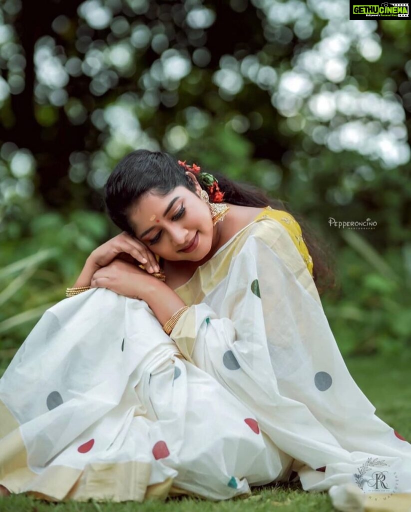 Anumol Instagram - Timeless Elegance !!! These pictures capture me wearing this gorgeous saree at three different times! From Onam 2020 to now, it's still as stunning as ever, proving that repeating clothes is the ultimate fashion wisdom! 💚 Embracing sustainable style and cherishing precious memories, this saree holds a special place in my heart. Saree from @naithubysruthiprasanth #TimelessElegance #RepeatingClothes #CherishedMemories #SustainableFashion #OnamSaree #FashionWisdom Kalamassery, India