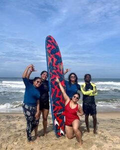 Anumol Instagram - Dawn's embrace on the waves of Varkala with the amazing surfers of Moon Waves Surf Group and @rua_sta . You have an amazing team🌅🏄‍♀️✨ 

#EarlyMorningSurf #VarkalaVibes #MoonWavesSurfGroup #RuastaSurfingSchool #FirstTimeSurfer #SistersTravel #Anumol #Anuyathra