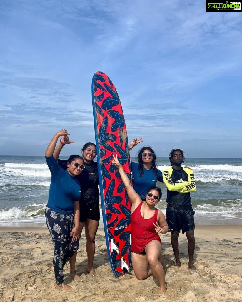 Anumol Instagram - Dawn's embrace on the waves of Varkala with the amazing surfers of Moon Waves Surf Group and @rua_sta . You have an amazing team🌅🏄‍♀️✨ #EarlyMorningSurf #VarkalaVibes #MoonWavesSurfGroup #RuastaSurfingSchool #FirstTimeSurfer #SistersTravel #Anumol #Anuyathra Varkala Beach Kerala