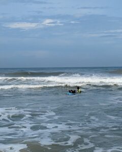 Anumol Instagram - Dawn's embrace on the waves of Varkala with the amazing surfers of Moon Waves Surf Group and @rua_sta . You have an amazing team🌅🏄‍♀️✨ 

#EarlyMorningSurf #VarkalaVibes #MoonWavesSurfGroup #RuastaSurfingSchool #FirstTimeSurfer #SistersTravel #Anumol #Anuyathra