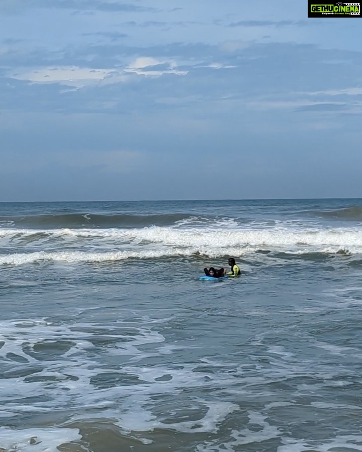 Anumol Instagram - Dawn's embrace on the waves of Varkala with the amazing surfers of Moon Waves Surf Group and @rua_sta . You have an amazing team🌅🏄‍♀️✨ #EarlyMorningSurf #VarkalaVibes #MoonWavesSurfGroup #RuastaSurfingSchool #FirstTimeSurfer #SistersTravel #Anumol #Anuyathra Varkala Beach Kerala