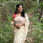 Anumol Instagram – While i was designed for not letting anyone down, 
The only person I ever let down was myself.

#loveyourself #practiceselflove #anumol #anuyathra #spreadkindness 

Wearing @naithubysruthiprasanth saree 
& 
@jugalbandhi blouse
Clicks @anjuooo