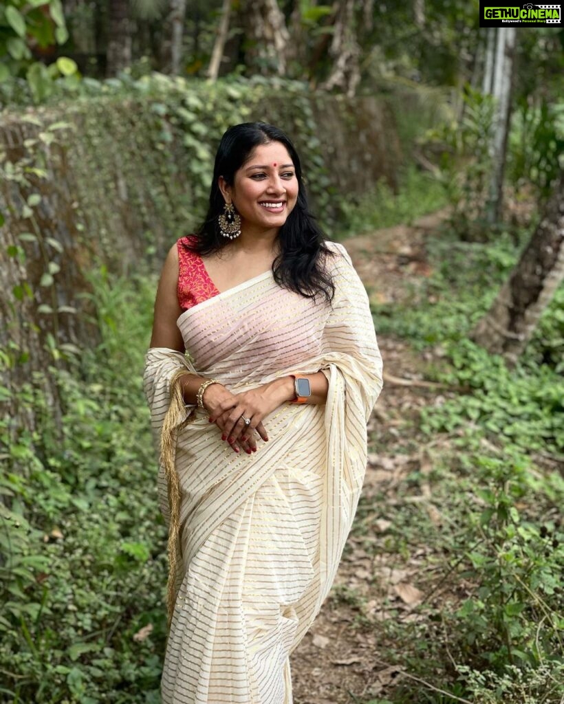 Anumol Instagram - While i was designed for not letting anyone down, The only person I ever let down was myself. #loveyourself #practiceselflove #anumol #anuyathra #spreadkindness Wearing @naithubysruthiprasanth saree & @jugalbandhi blouse Clicks @anjuooo