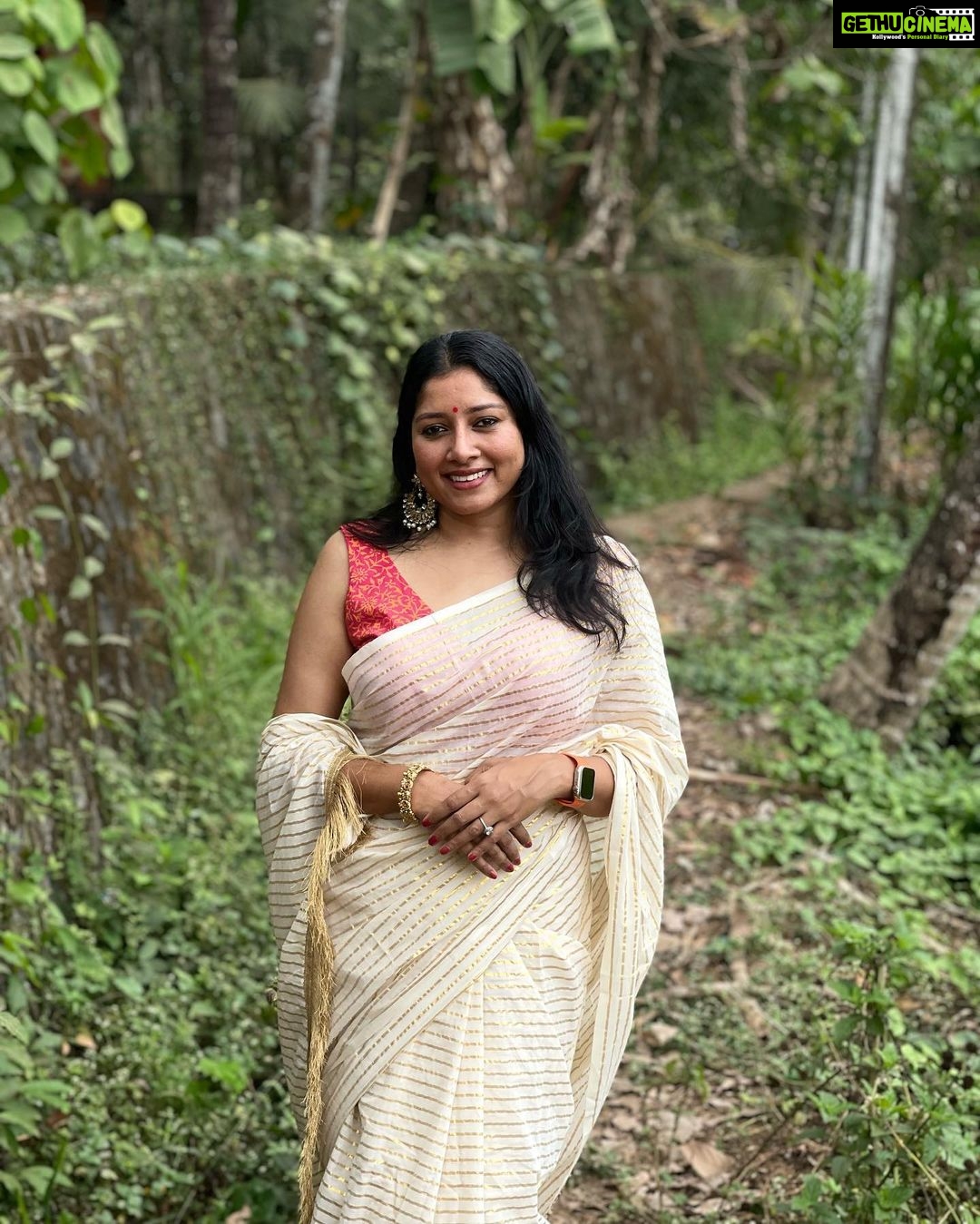 Anumol Instagram - While i was designed for not letting anyone down, The only person I ever let down was myself. #loveyourself #practiceselflove #anumol #anuyathra #spreadkindness Wearing @naithubysruthiprasanth saree & @jugalbandhi blouse Clicks @anjuooo