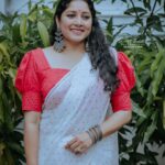Anumol Instagram - Photograhy @sharath_padikkal_photography In fream @anumolofficial @anu_yathra @akpa_official @akpa_vengara_mekhala @akpamalappuram