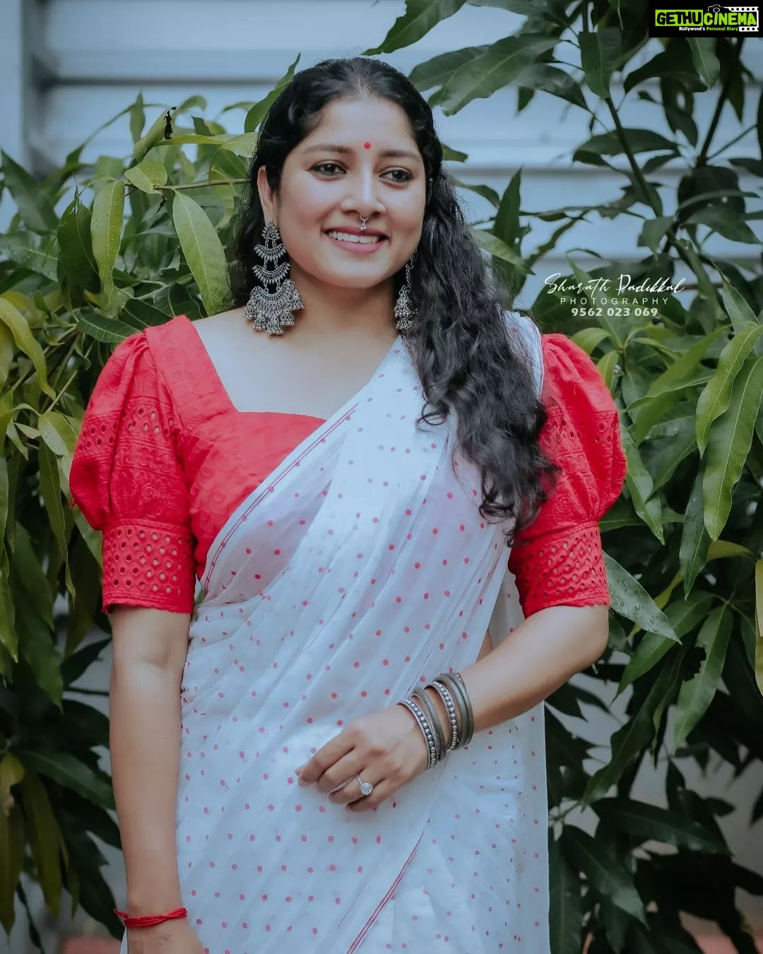 Anumol Instagram - Photograhy @sharath_padikkal_photography In fream @anumolofficial @anu_yathra @akpa_official @akpa_vengara_mekhala @akpamalappuram