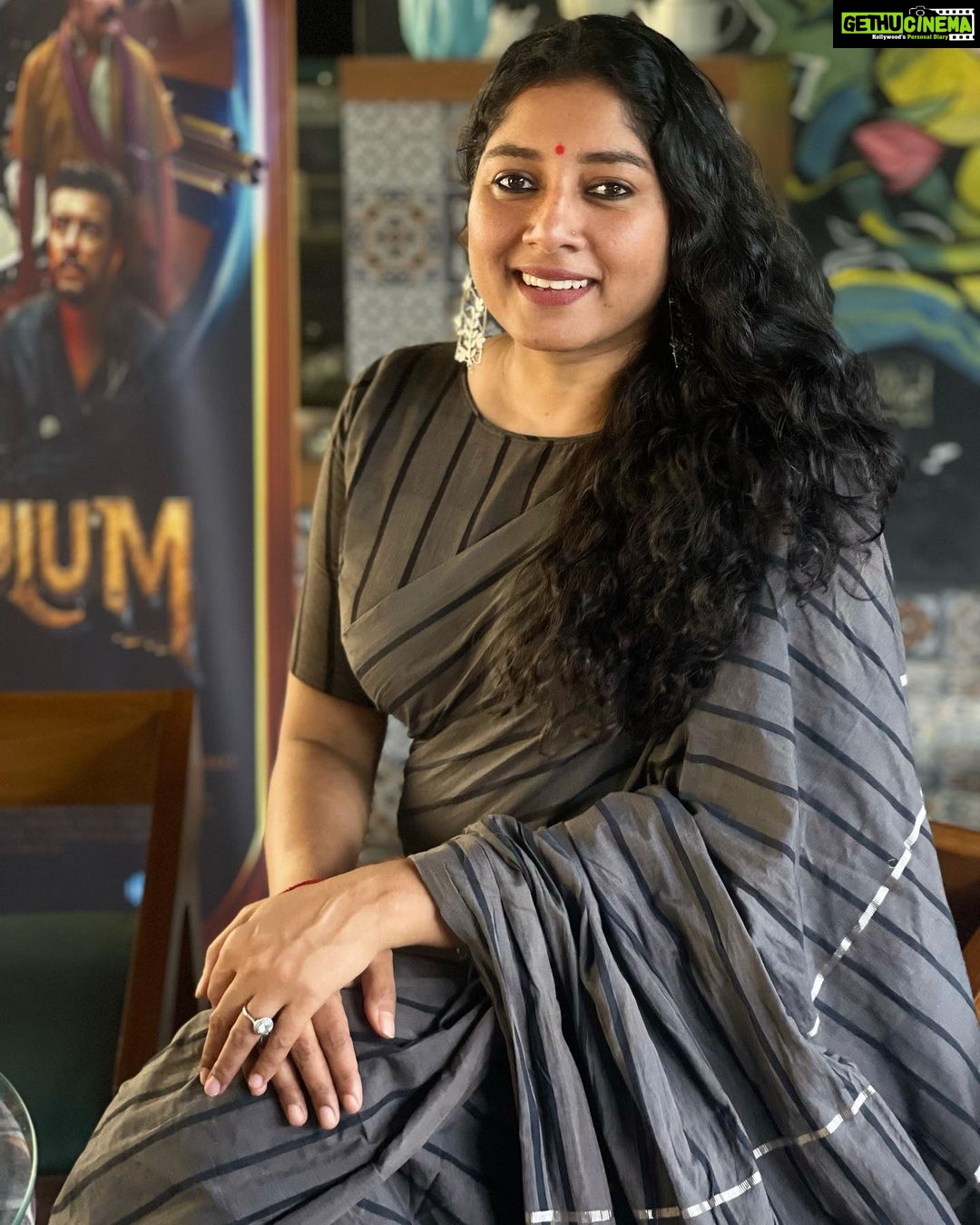 Anumol Instagram - The @roukabysreejithjeevan Saree, with its unique blend of elegance and contemporary flair, has truly stolen my heart. @nattupaathakal click #moviepromotionlooks #pendulumreleasing #anumol #anuyathra #roukasaree