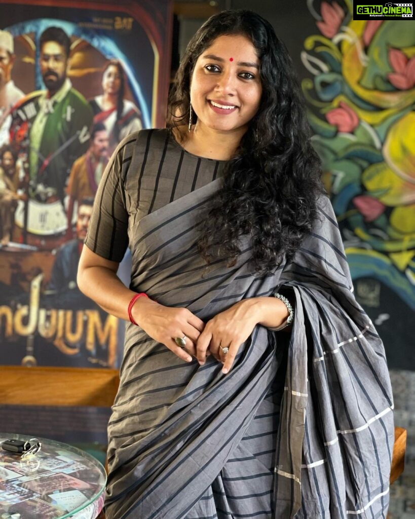 Anumol Instagram - The @roukabysreejithjeevan Saree, with its unique blend of elegance and contemporary flair, has truly stolen my heart. @nattupaathakal click #moviepromotionlooks #pendulumreleasing #anumol #anuyathra #roukasaree
