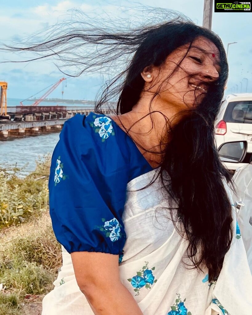Anumol Instagram - She is a wild child with a gypsy soul That dances with the stars. Love her wild and you will never lose her ❤️🧿🪬🌼 @naithubysruthiprasanth vishnukranthi saree Location @visalam_cghearth and Pamban bridge #anumol #anuyathra #missingmytravels Rameshwaram Pamban Bridge