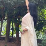 Anumol Instagram - ചെറിയ മോഷണ ശ്രമം. Wearing @naithubysruthiprasanth saree and @jugalbandhi blouse. #anuyathra #anumol #happiness #postweddingscenes #sistertime #handloom #keralasaree #spreadhappiness