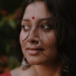 Anumol Instagram - അരികിലേക്കൊന്നണയുവാനെന്ന പോൽ അവളെയെൻ കാഴ്ച തേടുന്നു പിന്നെയും അരികിലില്ലവളെങ്കിലും എൻ മനമവളെയിപ്പൊഴും തേടുന്നു… - ബാലചന്ദ്രൻ ചുള്ളിക്കാട് Inframe @anumolofficial Shots in @sonyalphain Saree @byhand.in Production @palettemedia #photostory #photowalk #photography #portraitphotography #newseries #sonyalphia #emotions #poetry #lifequotes God's own country