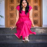 Anumol Instagram - Wearing a beautiful @seamstress_india salwar @saneshphotography click @shibu.bokehpix Grading #anumol #anuyathra #seamstresssalwar #handloom #silk #fushcia #eventready Rayiranellur,Naduvattam