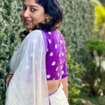Anumol Instagram - When you have a very talented assistant with you, waiting for a car can be this creative... 🚗 Shot this video at the entrance of my flat and captured by Raji @nattupaathakal 📸 Wearing this super comfortable and beautiful saree from @parama_g #anumol #anuyathra #sareelove #anytimeanywheresaree #mulcotton #cottonsareelove #handembroidery #keralasaree Kalamassery, India