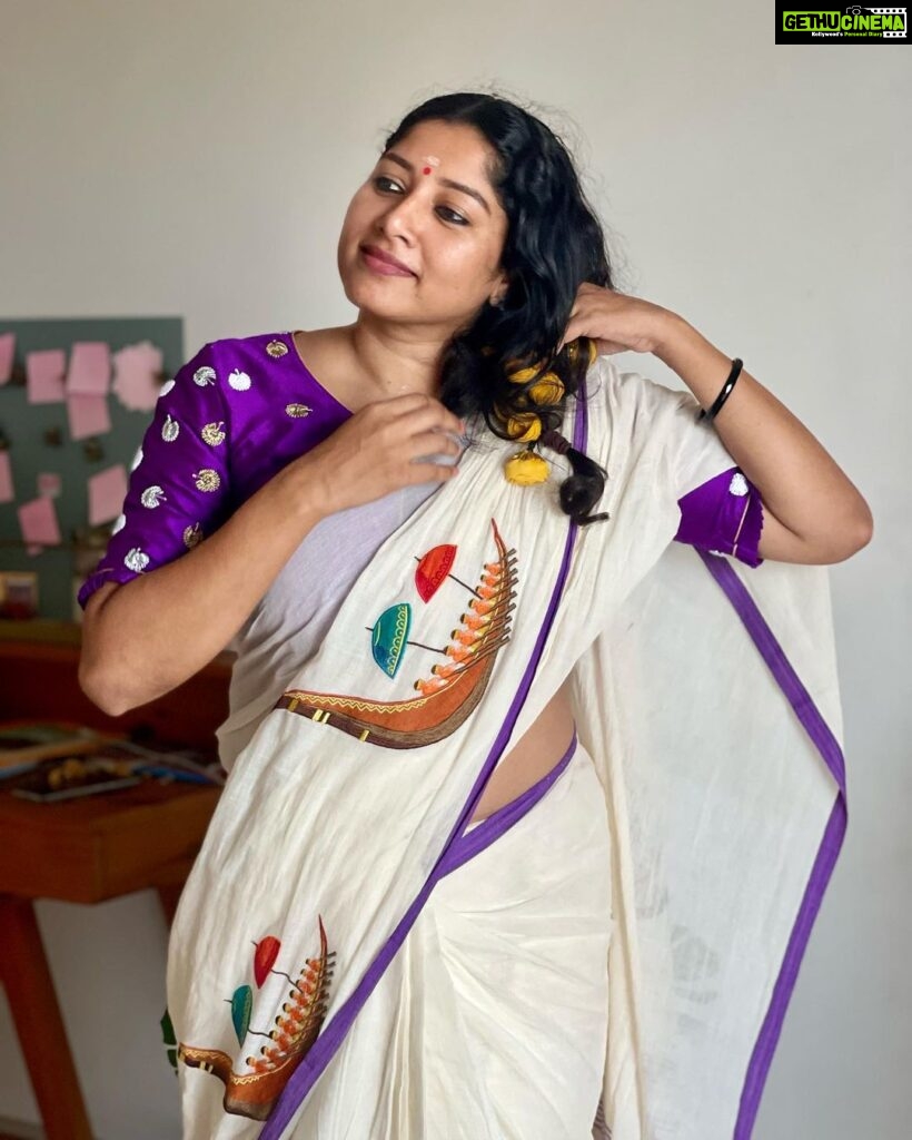 Anumol Instagram - 🌼 This saree and blouse is one of my favorites from this Onam season. 🌼 Thank you, @parama_g for sending it across. 💕 @nattupaathakal Click #Anumol #Anuyathra #OnamSeason #SareeLove #FashionGoals #OnamFashion #Gratitude Kalamassery, India