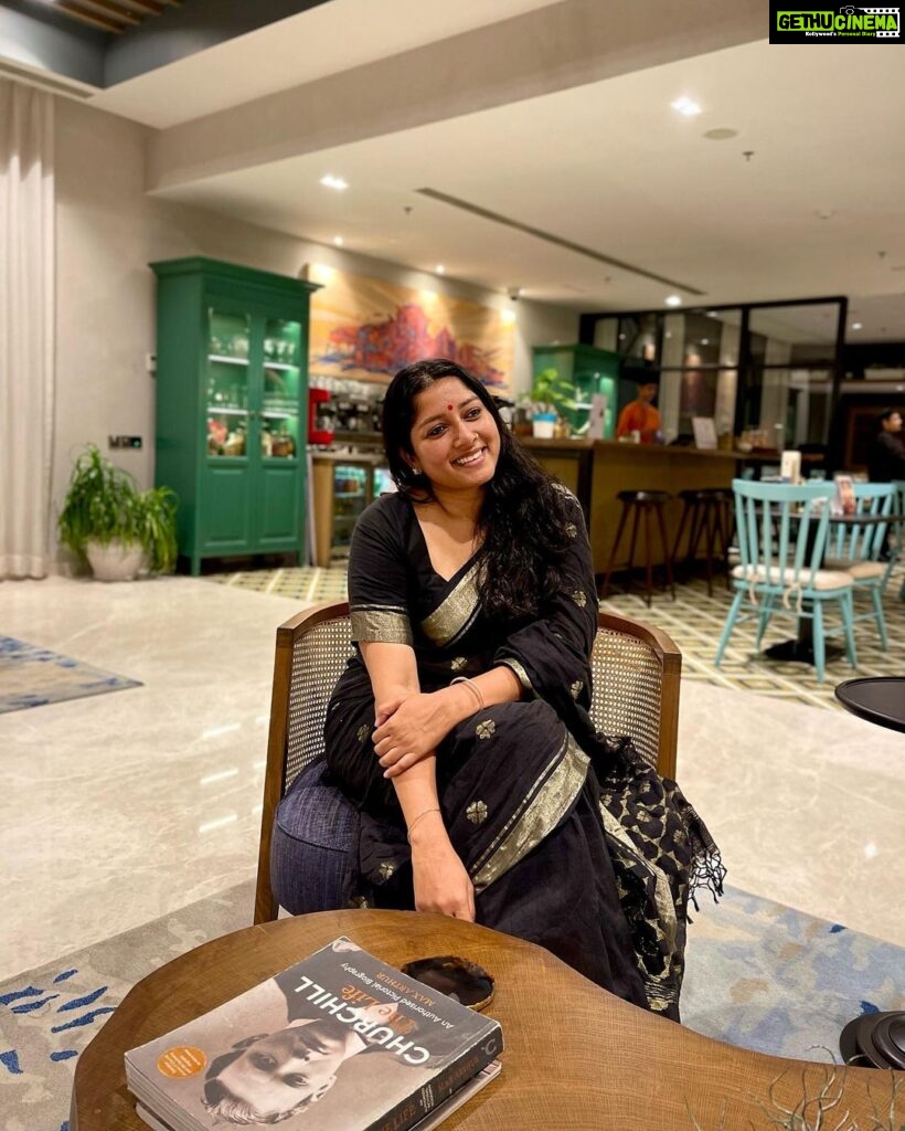 Anumol Instagram - Laughing, chatting, sipping tea, With my girl bestie, just her and me. No drama, no stress, just pure delight, We laugh and chat away the hours. @eva_pavithran 🪬🧿🪬🧿🪬🧿❤️ @eva_pavithran ‘s clicks Wearing @dipalidesigners saree Location @portmuziriskochi #BFFs #GirlsNight #FriendshipGoals #GoodVibesOnly #bestieisintown #anumol #evapavithran