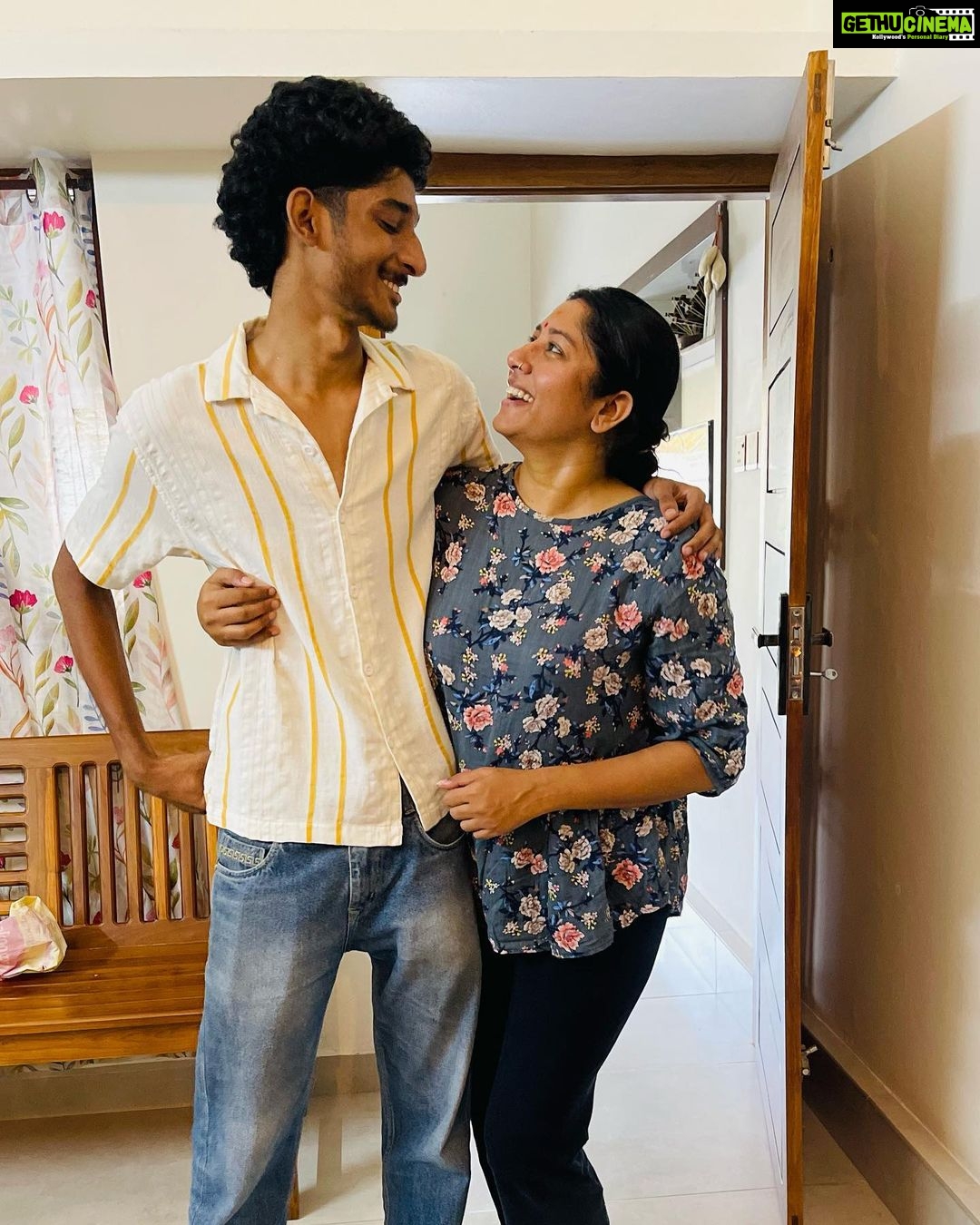 Anumol Instagram - "Vishu - a time for togetherness and cherished memories! "Family, Love, and Vishu Vibes! Celebrating Vishu with my entire family, the ones who make this festival truly special. Grateful for the love, laughter, and blessings we share.” #VishuCelebrations #FamilyTime #BlessedMoments #anumol #anuyathra Rayiranellur,Naduvattam