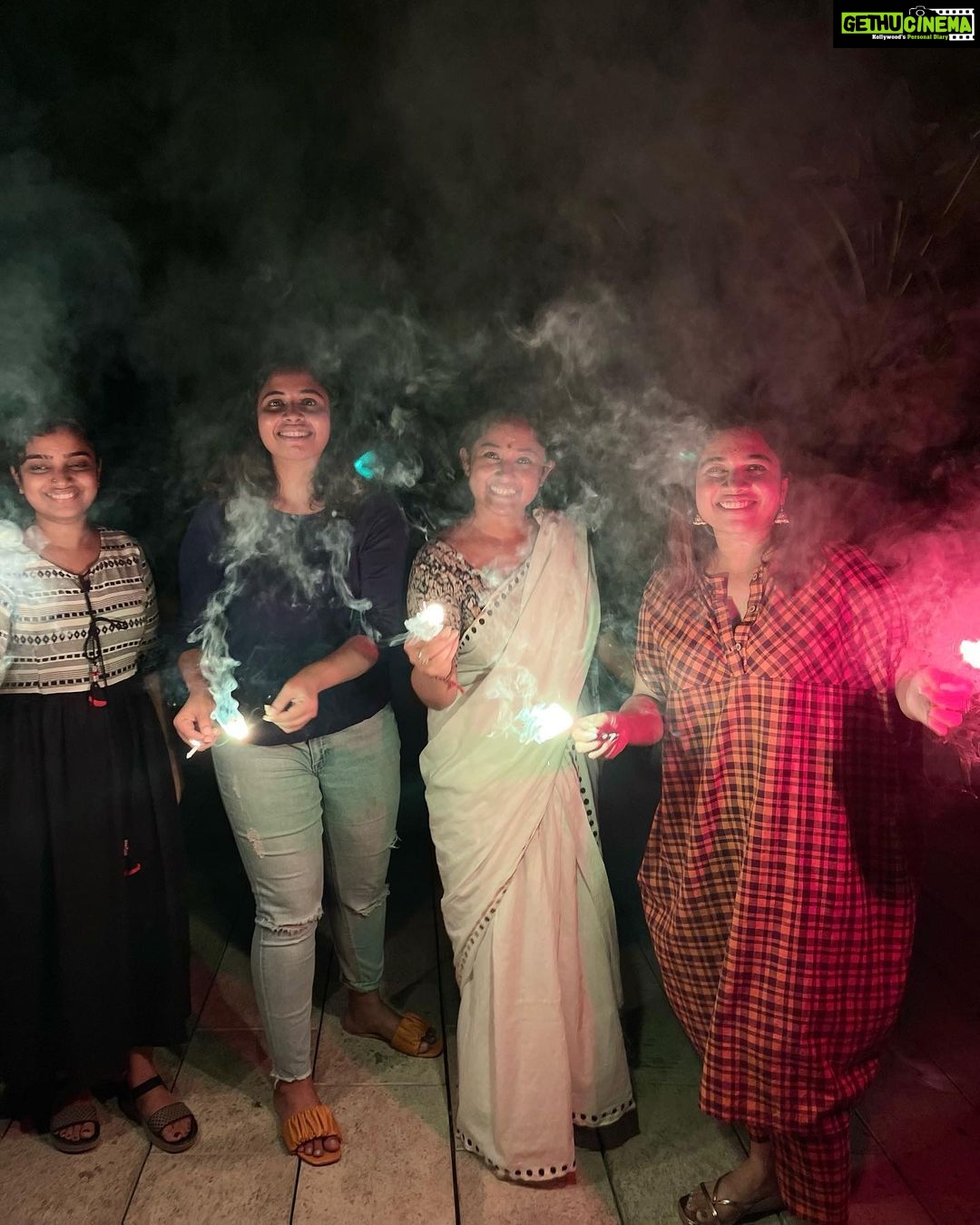 Anumol Instagram - "Vishu - a time for togetherness and cherished memories! "Family, Love, and Vishu Vibes! Celebrating Vishu with my entire family, the ones who make this festival truly special. Grateful for the love, laughter, and blessings we share.” #VishuCelebrations #FamilyTime #BlessedMoments #anumol #anuyathra Rayiranellur,Naduvattam