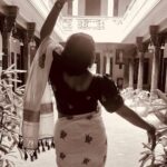 Anumol Instagram - She is a wild child with a gypsy soul That dances with the stars. Love her wild and you will never lose her ❤️🧿🪬🌼 @naithubysruthiprasanth vishnukranthi saree Location @visalam_cghearth and Pamban bridge #anumol #anuyathra #missingmytravels Rameshwaram Pamban Bridge