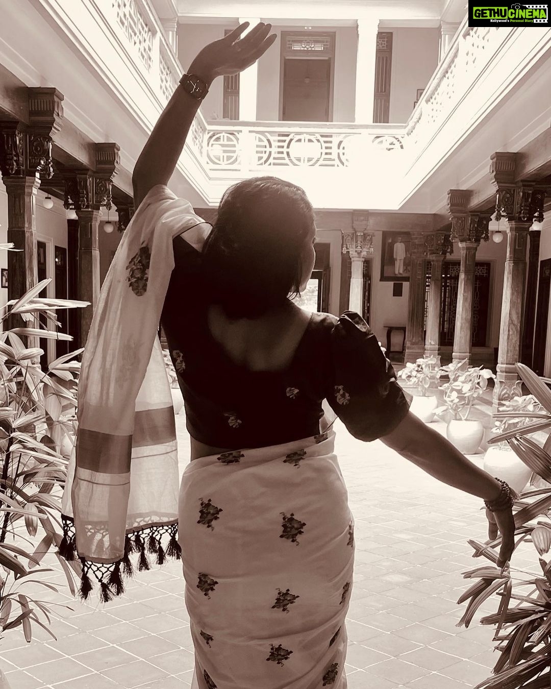 Anumol Instagram - She is a wild child with a gypsy soul That dances with the stars. Love her wild and you will never lose her ❤️🧿🪬🌼 @naithubysruthiprasanth vishnukranthi saree Location @visalam_cghearth and Pamban bridge #anumol #anuyathra #missingmytravels Rameshwaram Pamban Bridge