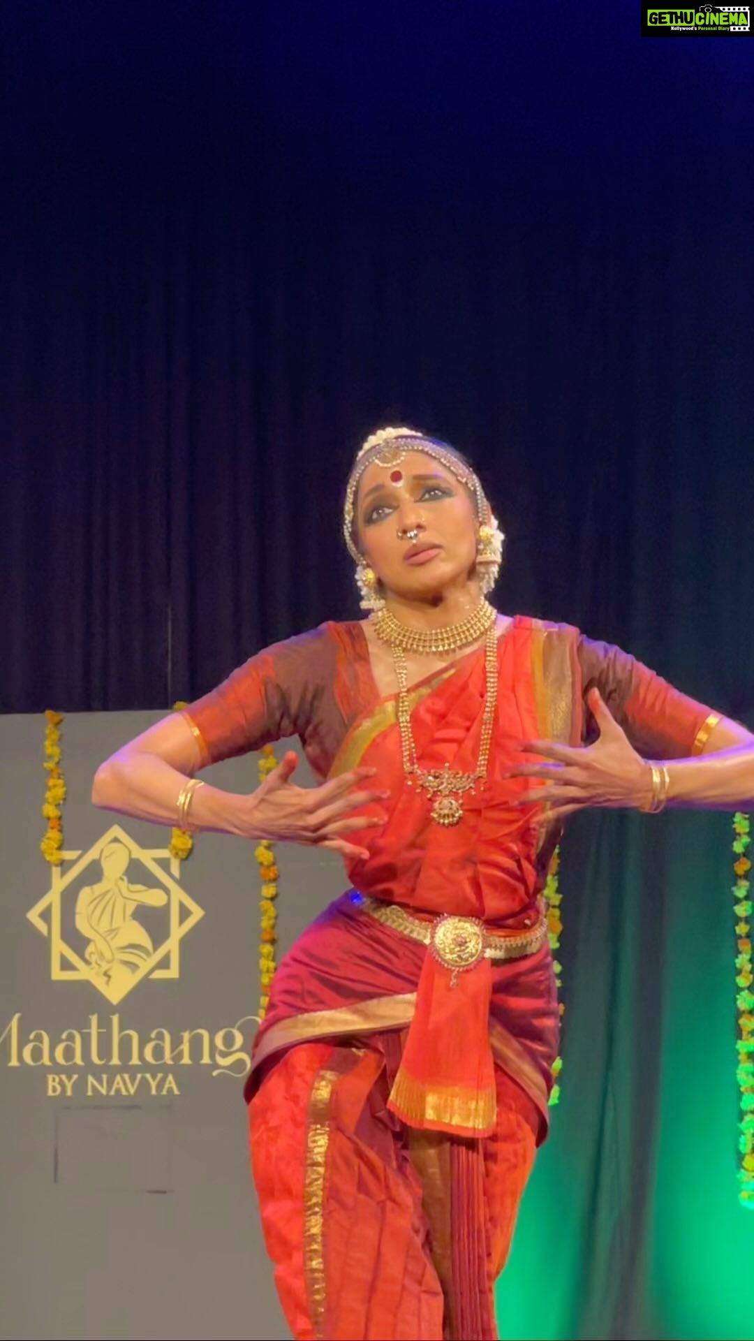 Anumol Instagram - Goddess on stage Meenakshi mam @srinivasan_meenakshi This is pure bliss 🙏 Thank you so much @navyanair143 and @maathangibynavya for this opportunity ❤️