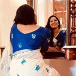 Anumol Instagram - She is a wild child with a gypsy soul That dances with the stars. Love her wild and you will never lose her ❤️🧿🪬🌼 @naithubysruthiprasanth vishnukranthi saree Location @visalam_cghearth and Pamban bridge #anumol #anuyathra #missingmytravels Rameshwaram Pamban Bridge